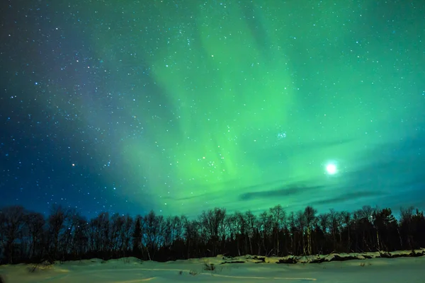 Polární (září aurora borealis) nad snowscape. — Stock fotografie