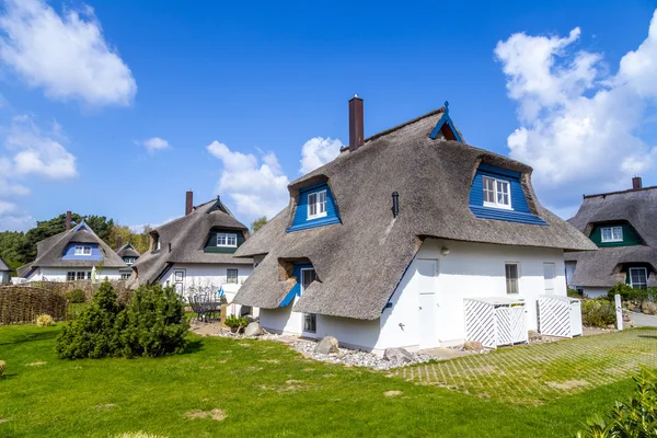 Typisches Dorfhaus mit Schilfdach in Gebrauch — Stockfoto