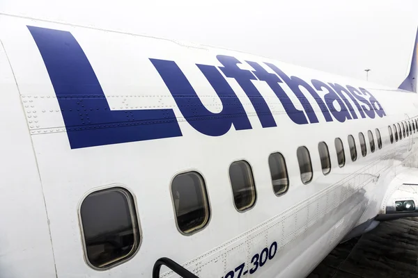 Lufthansa boeing 737 klaar voor instappen — Stockfoto