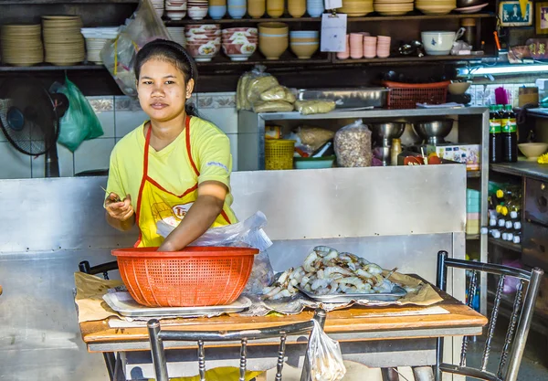 女性が料理のエビを準備します。 — ストック写真