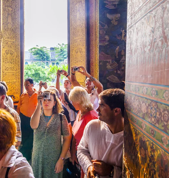 Pessoas visitam buda deitado em Wat Pho — Fotografia de Stock