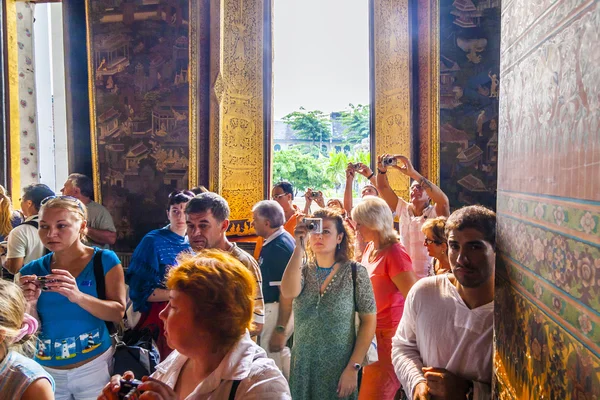 Mensen bezoeken liggende Boeddha in Wat Pho — Stockfoto