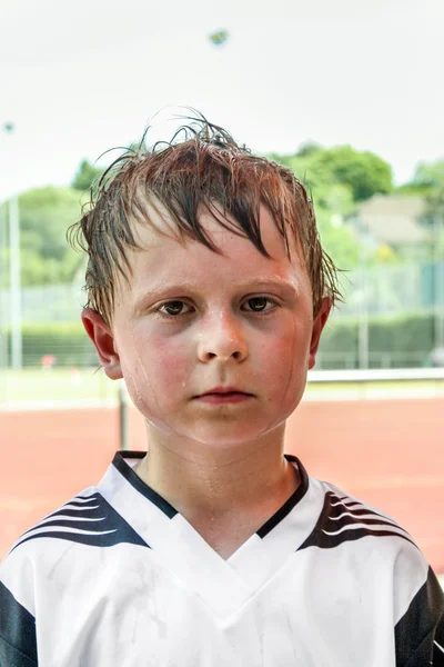Çocuğun Futbol oynamaktan yorgun — Stok fotoğraf
