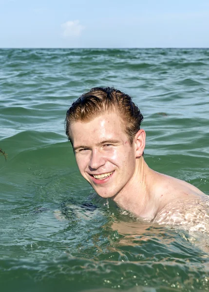 Dospívající chlapec má plavání v oceánu — Stock fotografie