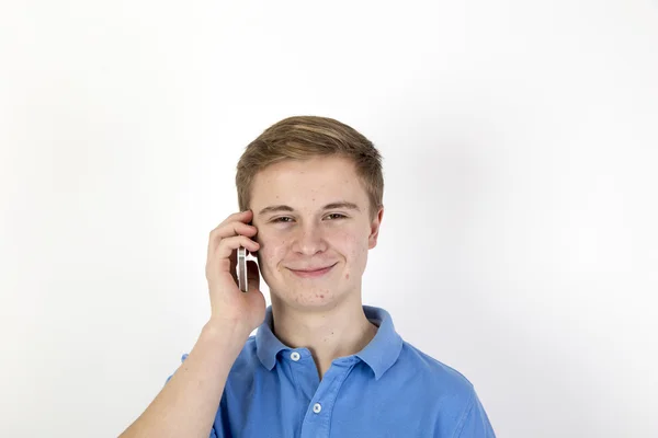 Teenager spricht auf Smartphone — Stockfoto