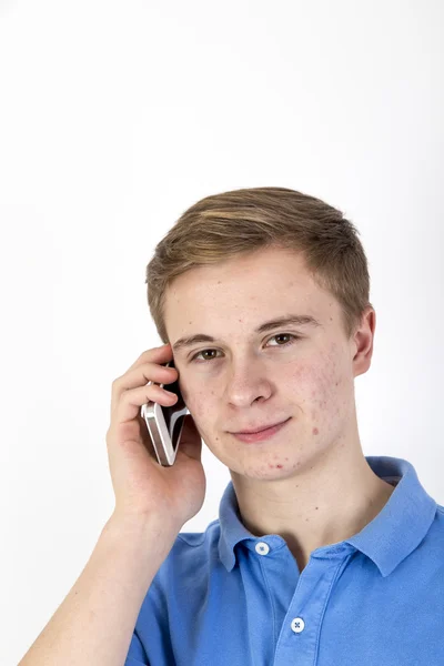 Smartphone üzerinde konuşan genç — Stok fotoğraf