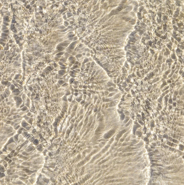 Wassermuster am Sandstrand — Stockfoto