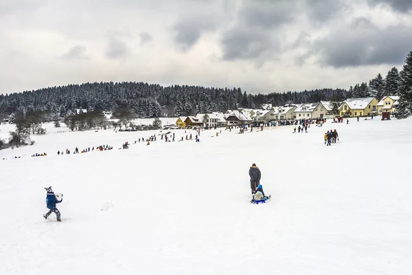Families enjoy the snow in Koenigstein — Stock Photo, Image