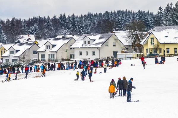 Families enjoy the snow in Koenigstein — Stock Photo, Image