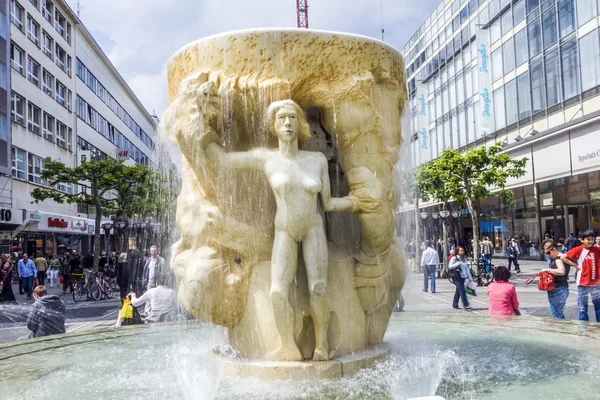 People visit famous Brockhaus fountain in the Zeil in Frankfurt — Stock Photo, Image