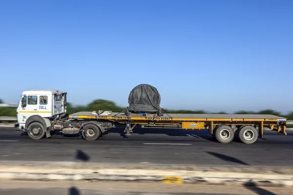 Truck uses the YAmuna express way — Stock Photo, Image