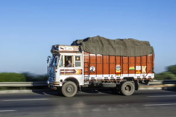 Camion utilise la voie express YAmuna — Photo