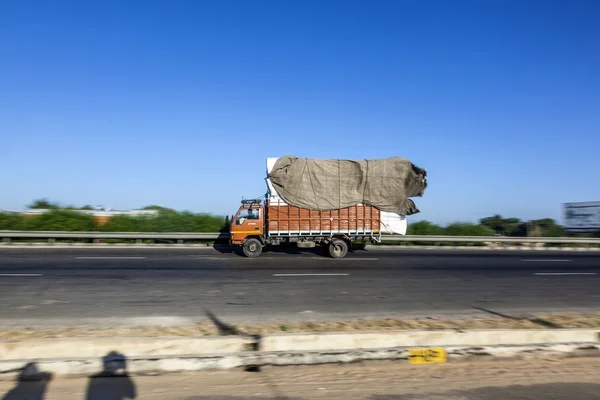 Ciężarówka używa Yamuna drogi ekspresowej — Zdjęcie stockowe