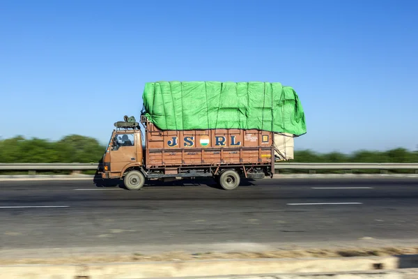 Vrachtwagen gebruikt de Yamuna uitdrukkelijke manier — Stockfoto