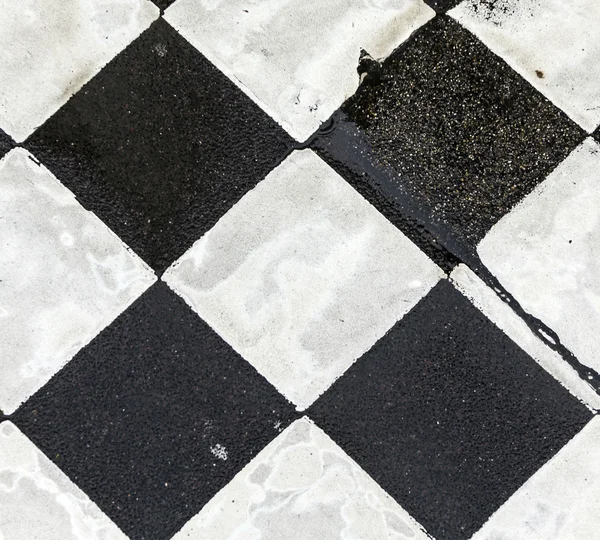 Schwarz-weißes Muster von Quadraten auf der Straße — Stockfoto