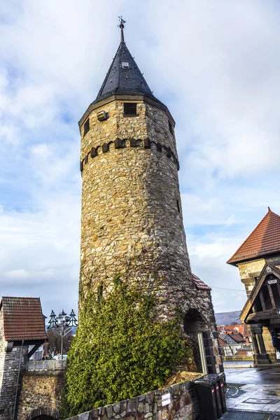 Teil des ursprünglichen Zugbrückenturms, der zur Burg in — Stockfoto