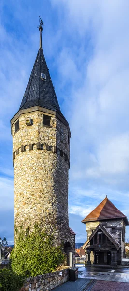 城につながるオリジナルの吊橋の塔の一部 — ストック写真