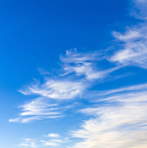 Cielo blu con nuvole a Monaco di Baviera — Foto Stock