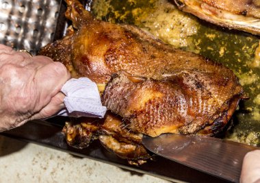 kadın kavrulmuş kaz keser 