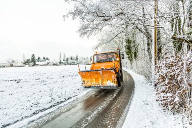 kar temizleme aracı yollar kar ve düşmüş ağaç temizler 