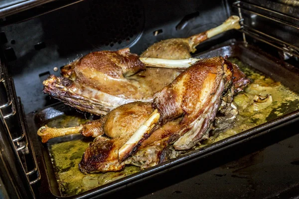 Preparación de ganso asado en la cocina — Foto de Stock