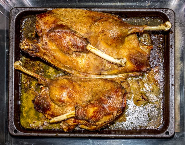 Preparación de ganso asado en la cocina — Foto de Stock