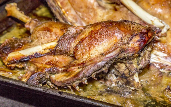 Preparación de ganso asado en la cocina — Foto de Stock