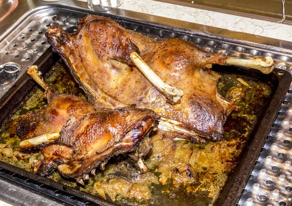 Preparación de ganso asado en la cocina — Foto de Stock