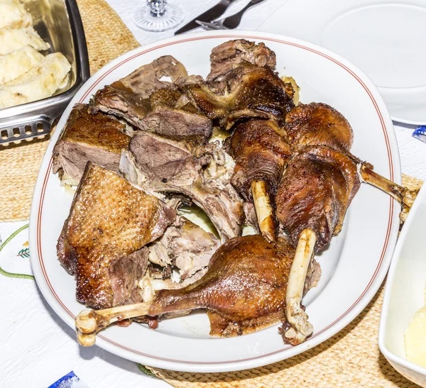 Pato asado con manzanas y col roja — Foto de Stock