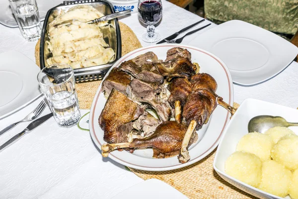 Pato asado con manzanas y col roja — Foto de Stock