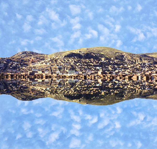 Cidade de Puno com reflexos no lago Titicaca — Fotografia de Stock