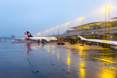 Lufthansa uçak kapısında Terminal 2 Hamburg, Almanya