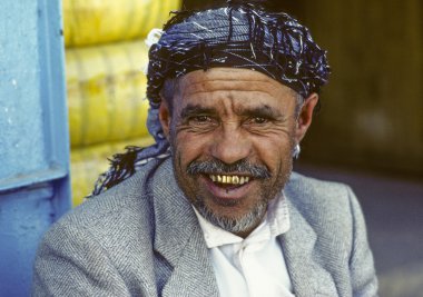  eski Sanaa erkekte gülümseyen portre,