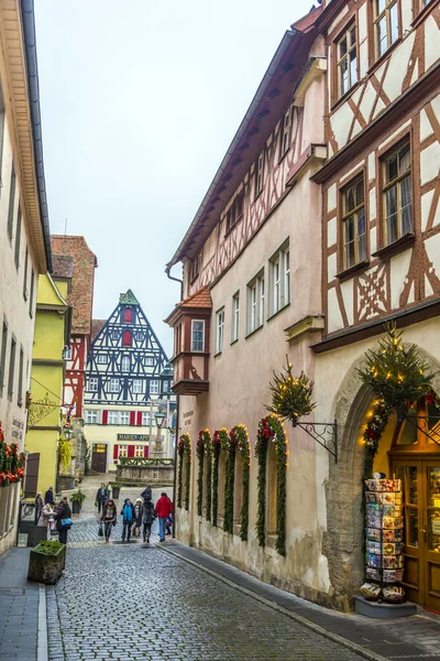 Turystów spacerem na rynek miasta Rothenburg ob der Tauber — Zdjęcie stockowe