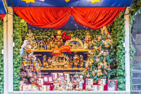 рождественские подарки на рождественском рынке в Ротенбурге
