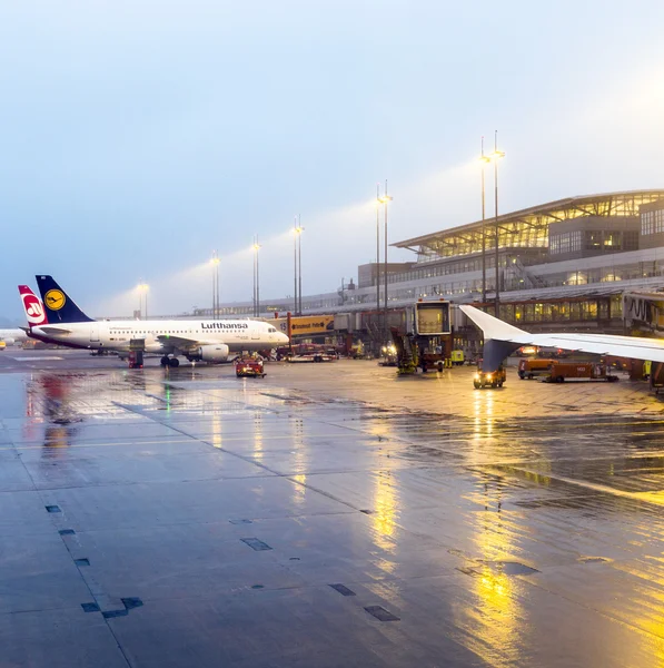 Lufthansa letadla na bráně v terminálu 2 v Hamburku, Německo — Stock fotografie