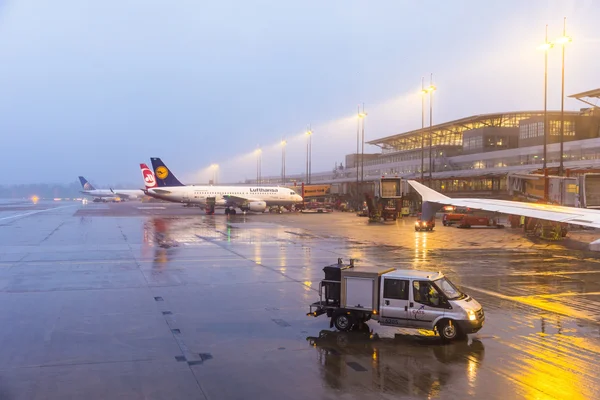 Lufthansa Aircraft al gate del Terminal 2 di Amburgo, Germania — Foto Stock