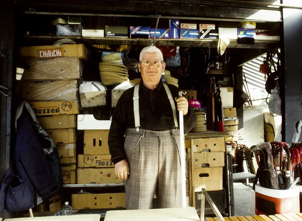 Retrato de um homem idoso em sua loja — Fotografia de Stock