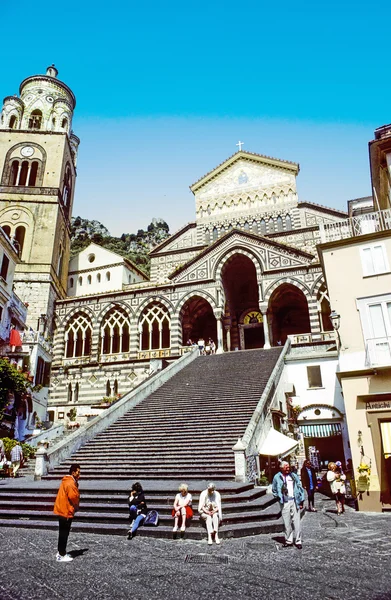 La gente visita la Catedral de Amalfi — Foto de Stock