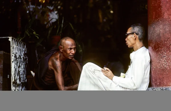 Monks are diskussing in the shwegadon Pagoda in Rangoon — Stock Photo, Image