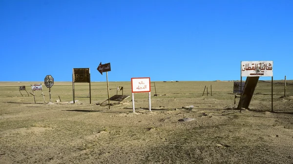 Al Jahra, Kuwait yakınındaki çölde eski yol işaretleri — Stok fotoğraf