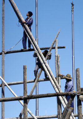 insanlar Pekin'de bir bambu iskele üzerinde çalışmak