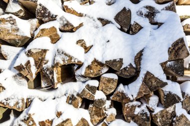 doğranmış ahşap kışın yığılmış yığını