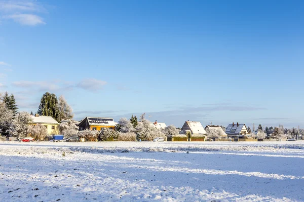 Campos cubiertos de nieve con asentamiento en el horizonte en Munich —  Fotos de Stock