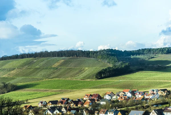Landschaft mit Dorf Helmstadt — Stockfoto