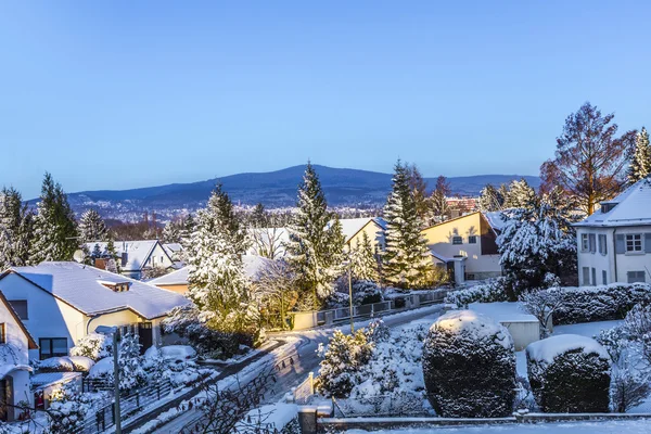 Snow coverede houses and mountains in Schwalbach — Stock Photo, Image
