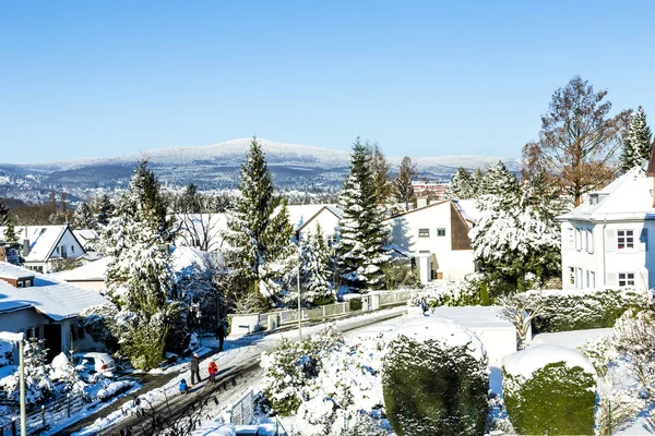 Coverede evleri ve Schwalbach dağlarda kar — Stok fotoğraf