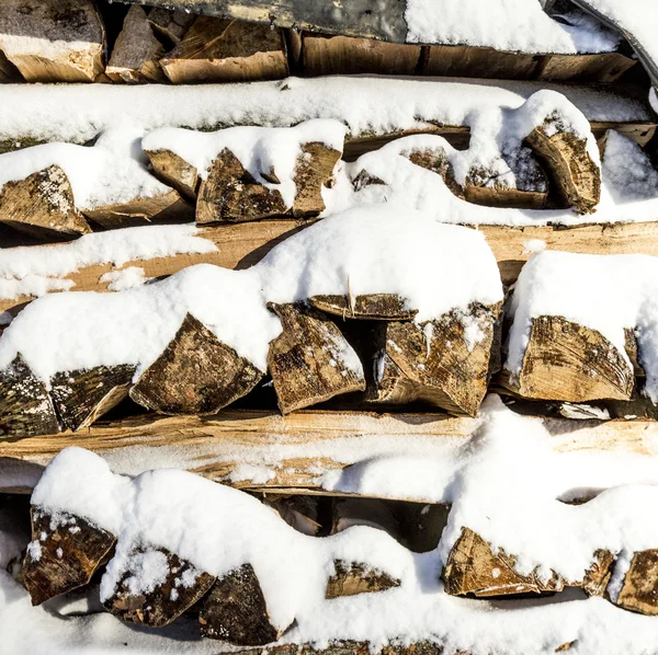 冬に積み上げられたみじん切り木の杭 — ストック写真