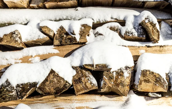 Doğranmış ahşap kışın yığılmış yığını — Stok fotoğraf