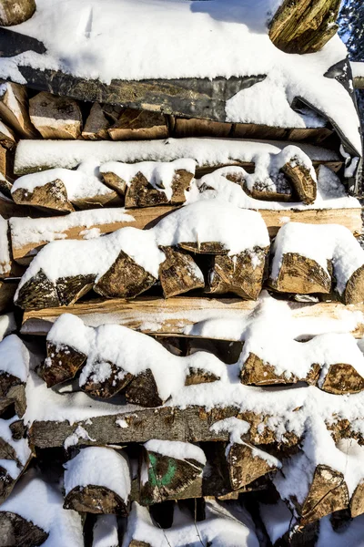 Stapel gehakte hout gestapeld in de winter — Stockfoto